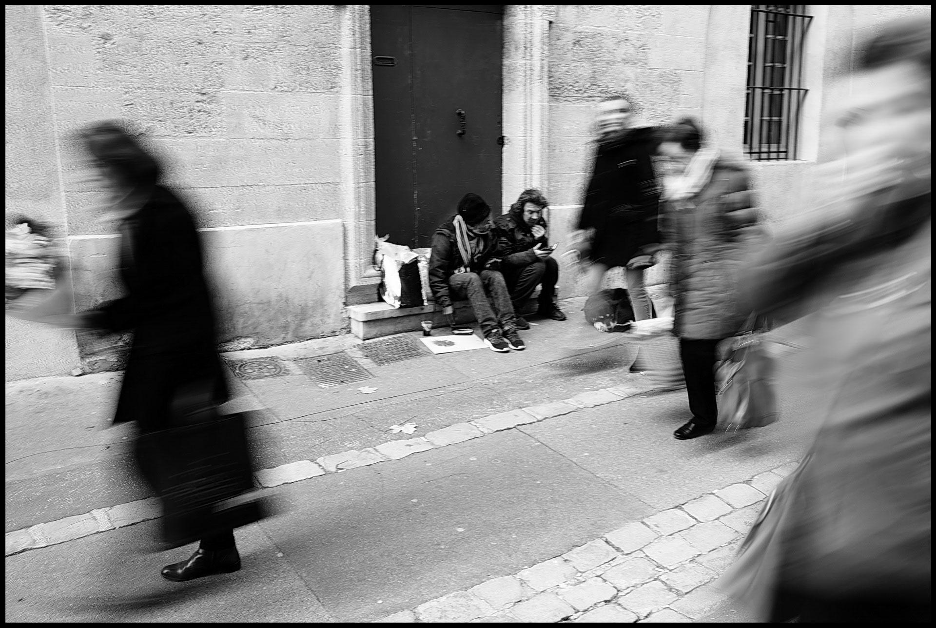 Misére dans la foule par Gérard